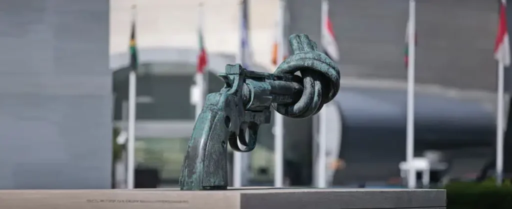 knotted-gun-sculpture-UN